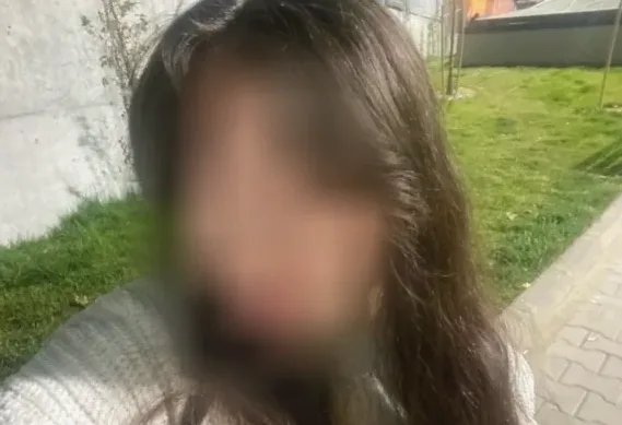 June, 22 años